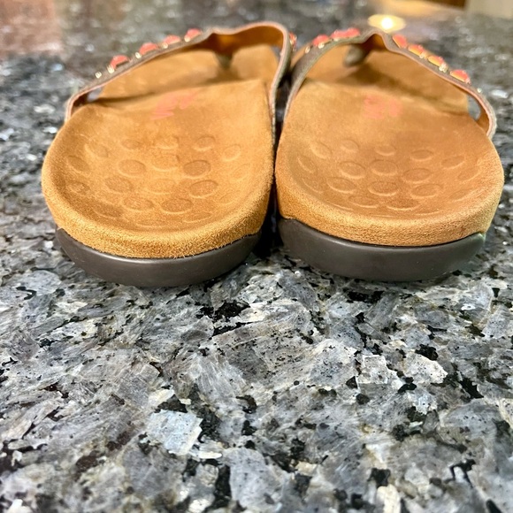 Vionic Floriana Bronze and Croc Orthotic Sandals with Coral/Bronze Studs Size 8 - Picture 3 of 8